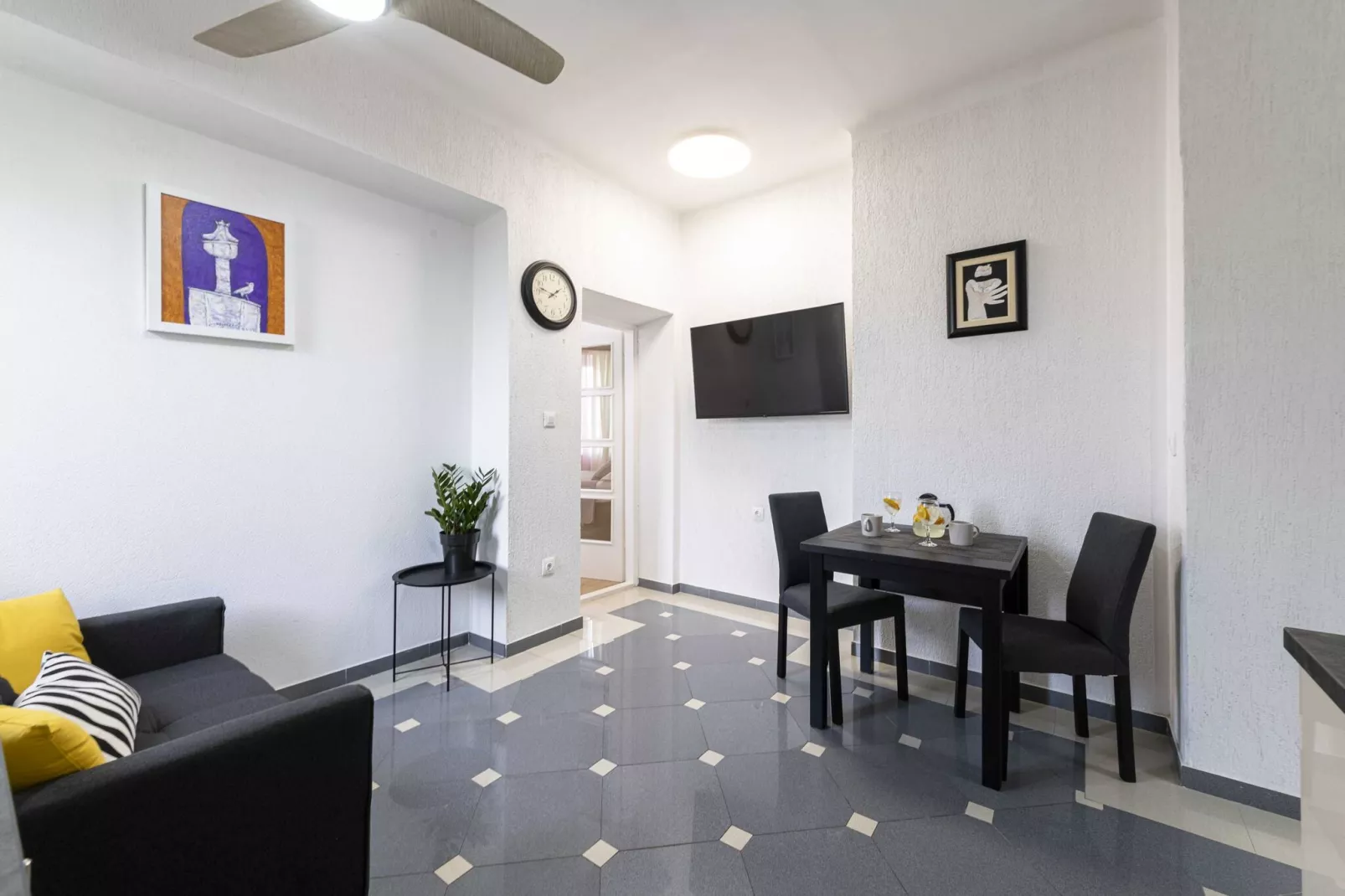 Apartment Iva - One Bedroom Apartment with Balcony-Wohnzimmer
