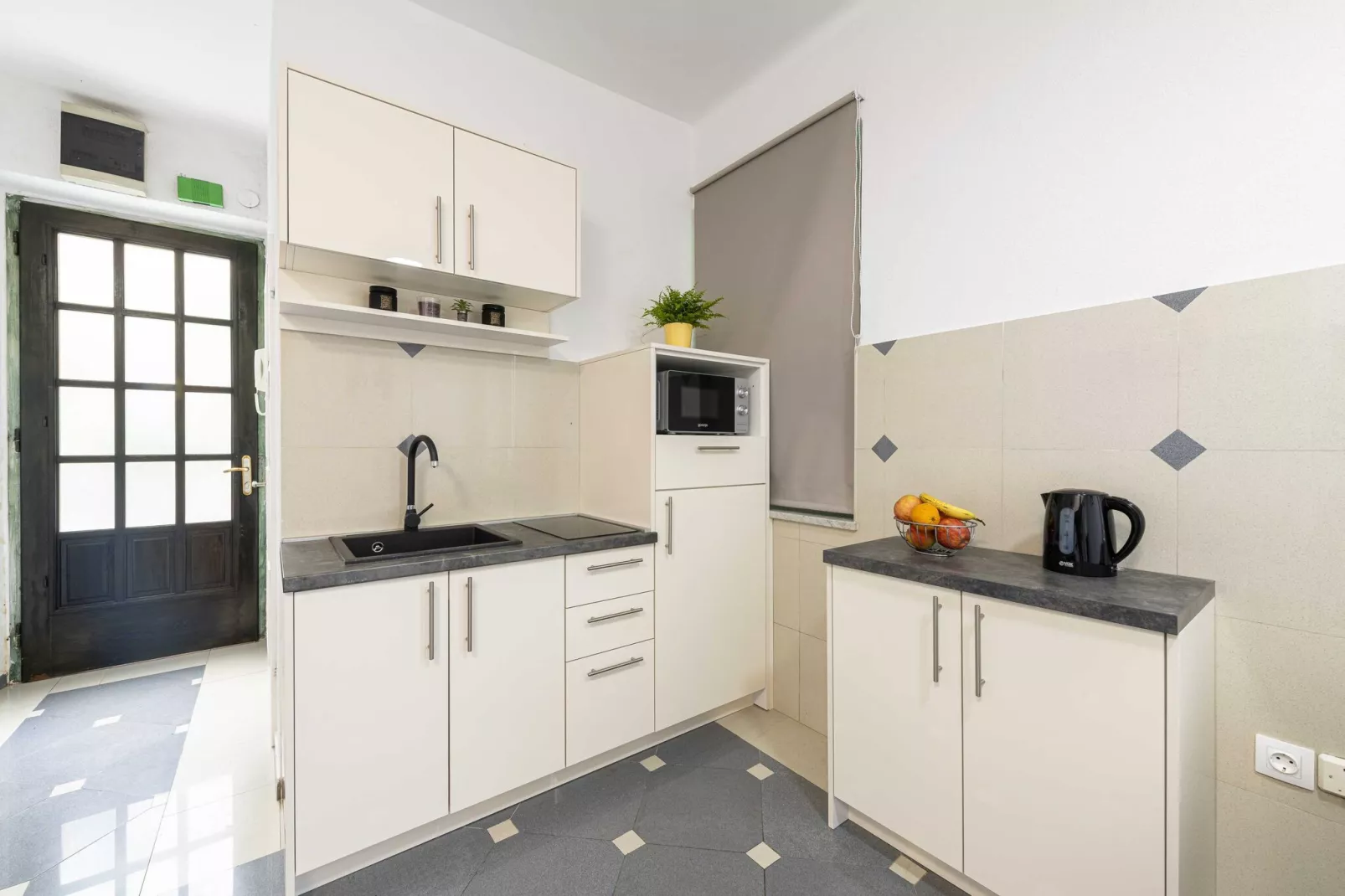 Apartment Iva - One Bedroom Apartment with Balcony-Küche