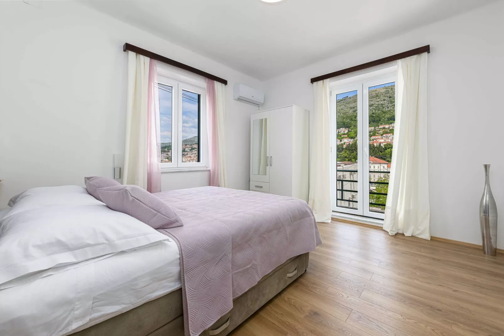 Apartment Iva - One Bedroom Apartment with Balcony-Schlafzimmer