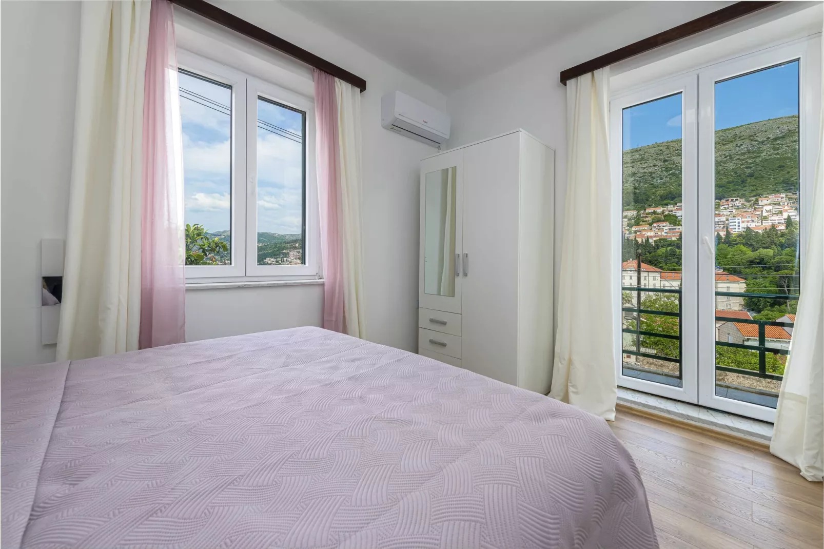 Apartment Iva - One Bedroom Apartment with Balcony-Schlafzimmer