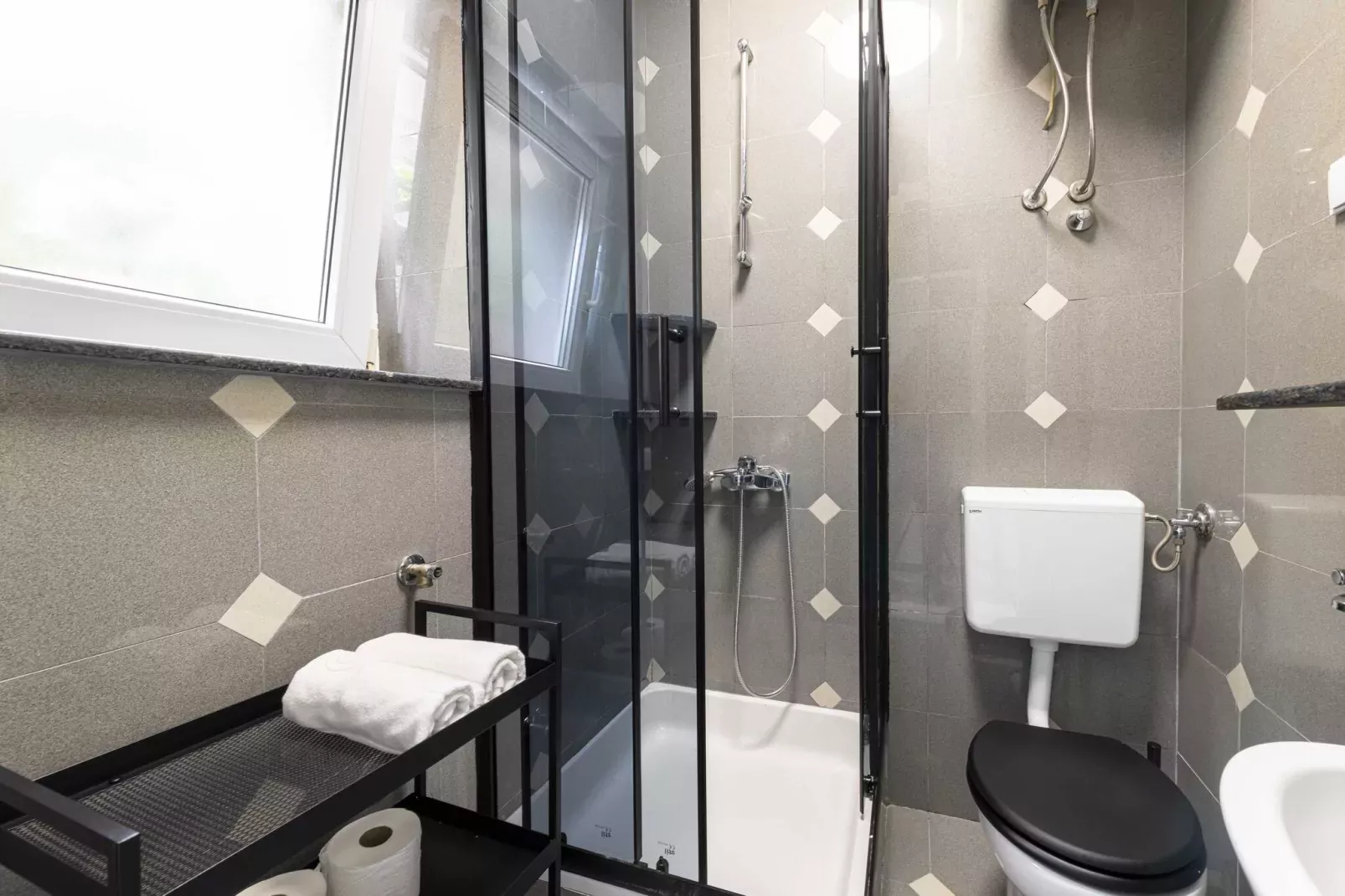 Apartment Iva - One Bedroom Apartment with Balcony-Badezimmer