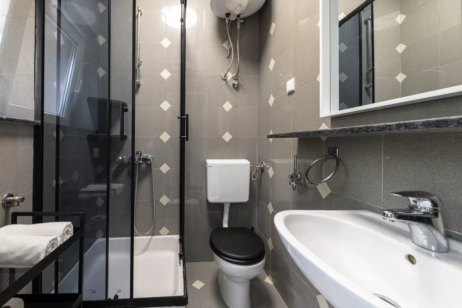 Apartment Iva - One Bedroom Apartment with Balcony-Badezimmer