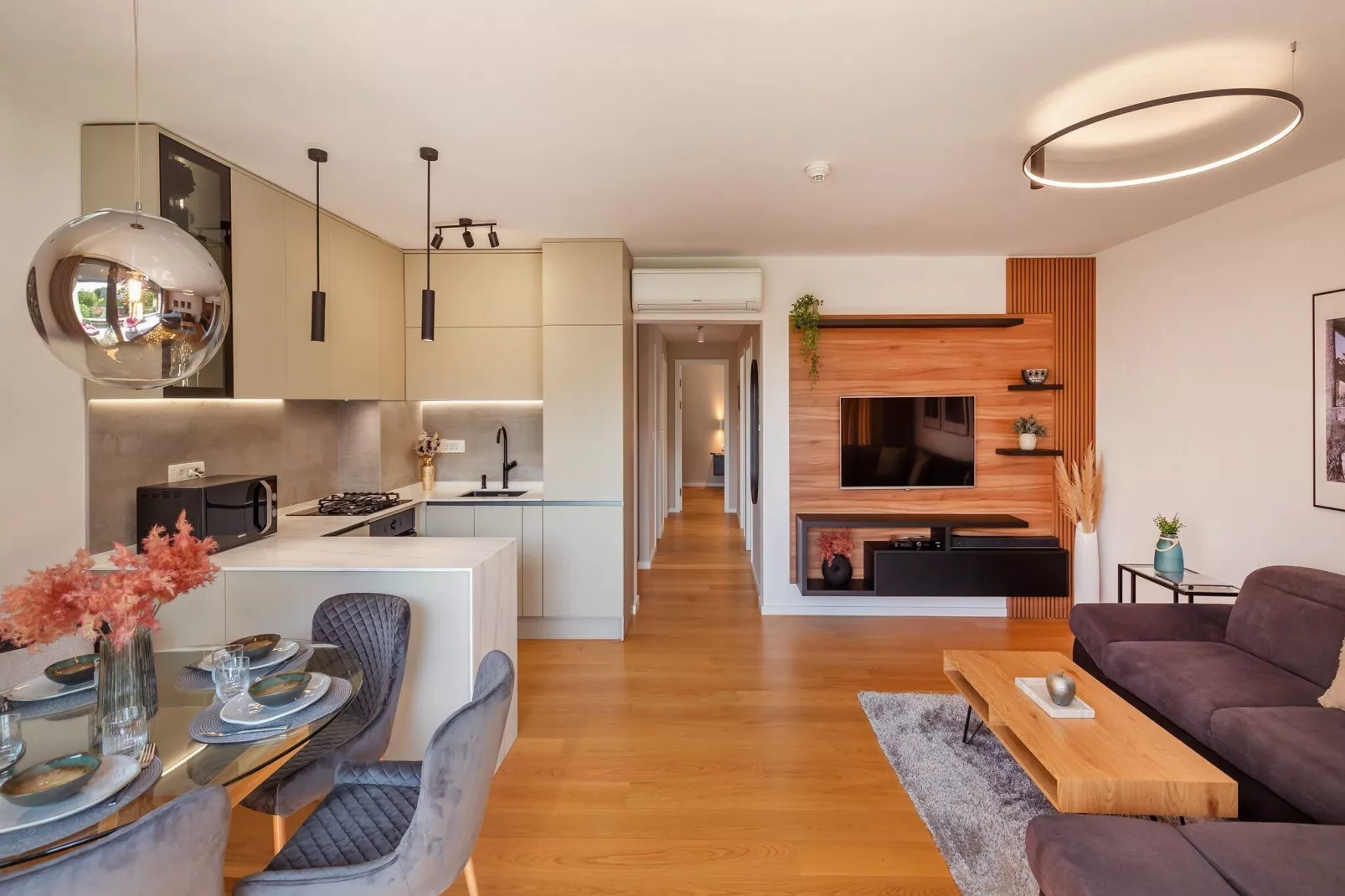 Apartment Floramye  - Three Bedroom Apartment with Balcony-Esszimmer