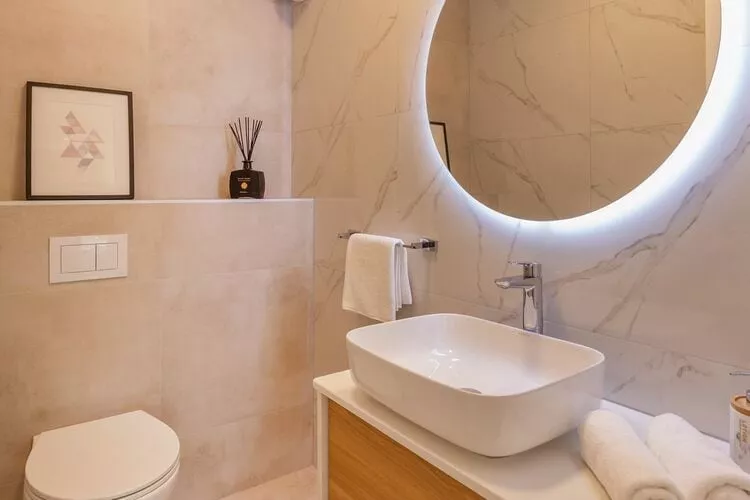 Apartment Floramye  - Three Bedroom Apartment with Balcony-Badezimmer