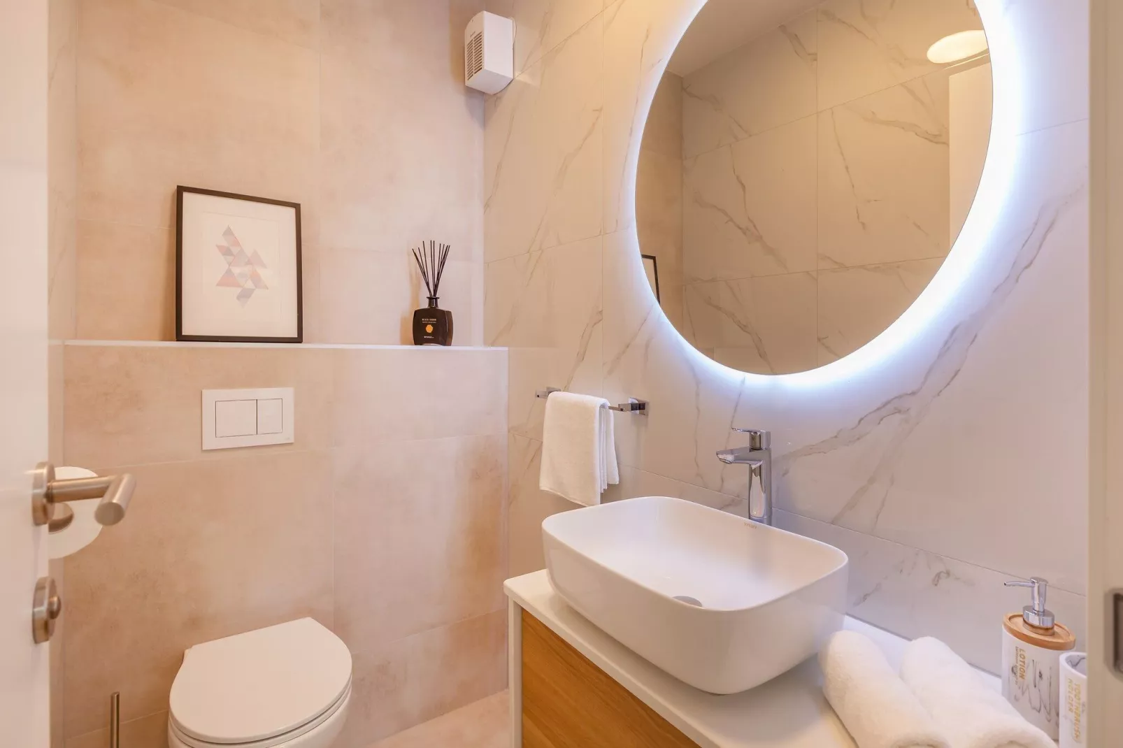 Apartment Floramye  - Three Bedroom Apartment with Balcony-Badezimmer