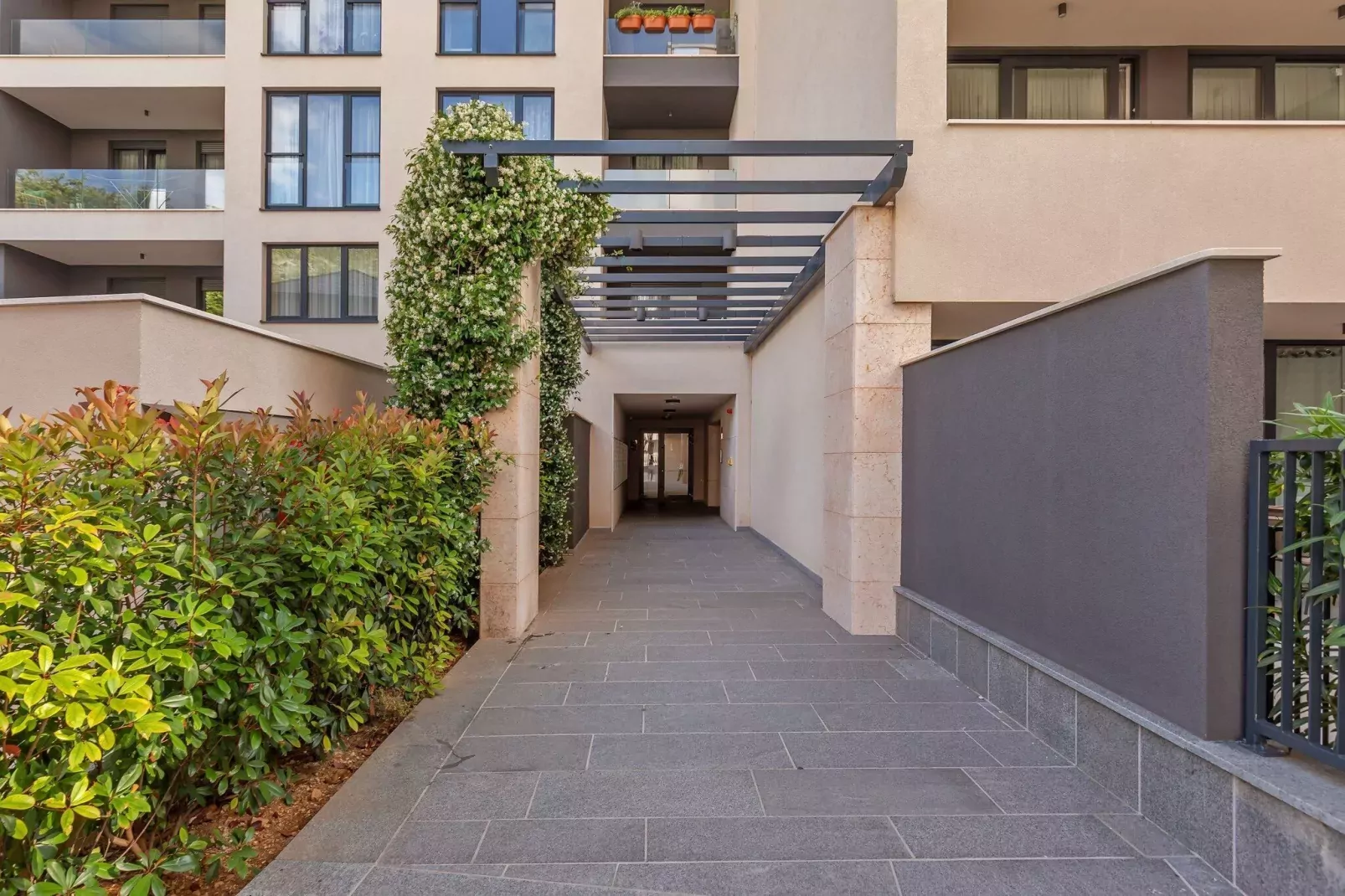 Apartment Floramye  - Three Bedroom Apartment with Balcony-Außenbereich