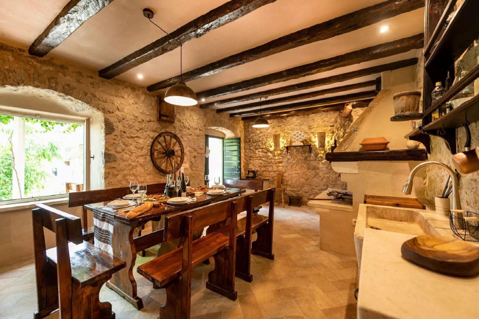 Authentic Stone House Lola - Two Bedroom Holiday Home-Salle à manger