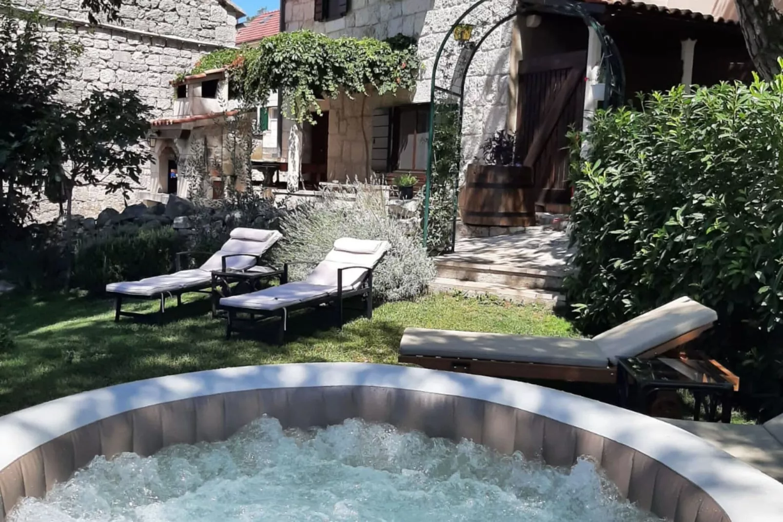 Authentic Stone House Lola - Two Bedroom Holiday Home-Jardin d'été