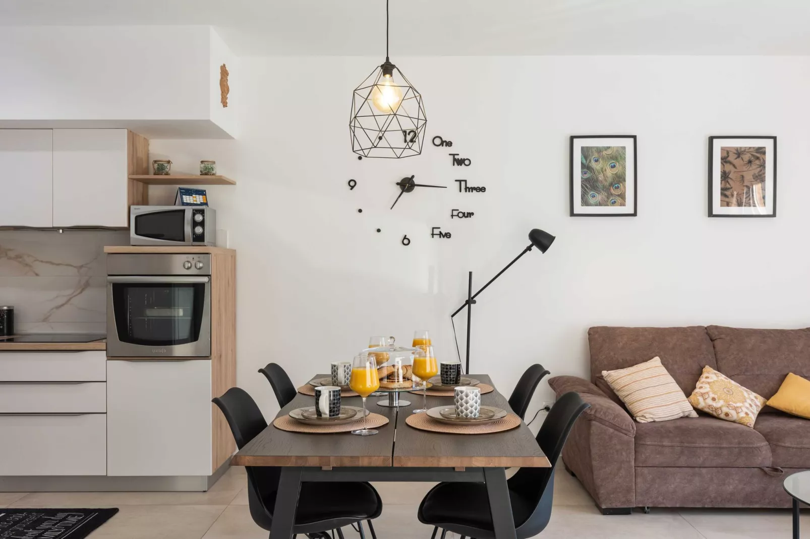 Apartment Why Not - Two Bedroom Apartment with Balcony-Esszimmer