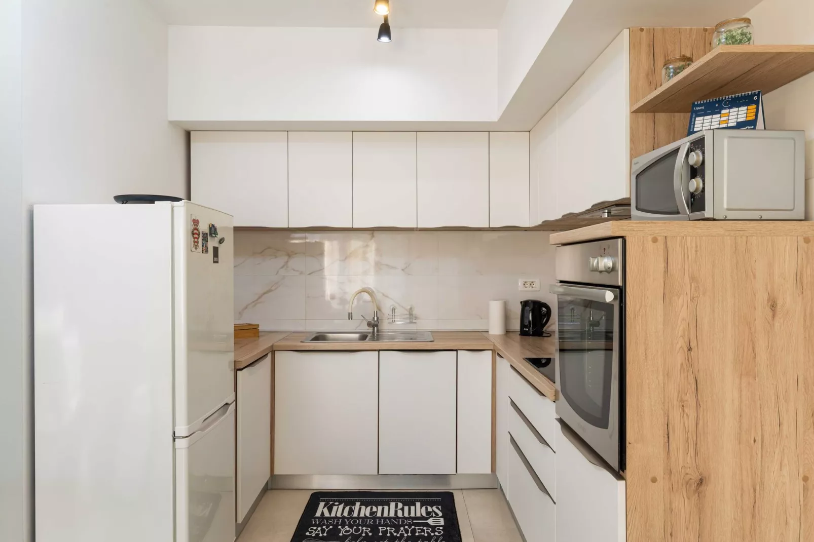 Apartment Why Not - Two Bedroom Apartment with Balcony-Küche