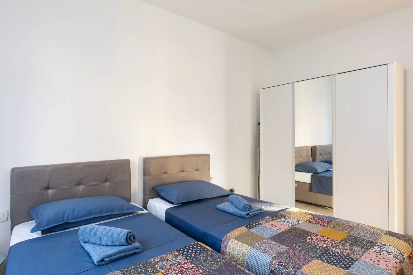 Apartment Why Not - Two Bedroom Apartment with Balcony-Schlafzimmer