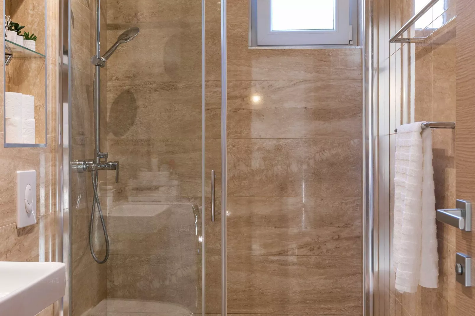 Apartment Why Not - Two Bedroom Apartment with Balcony-Badezimmer