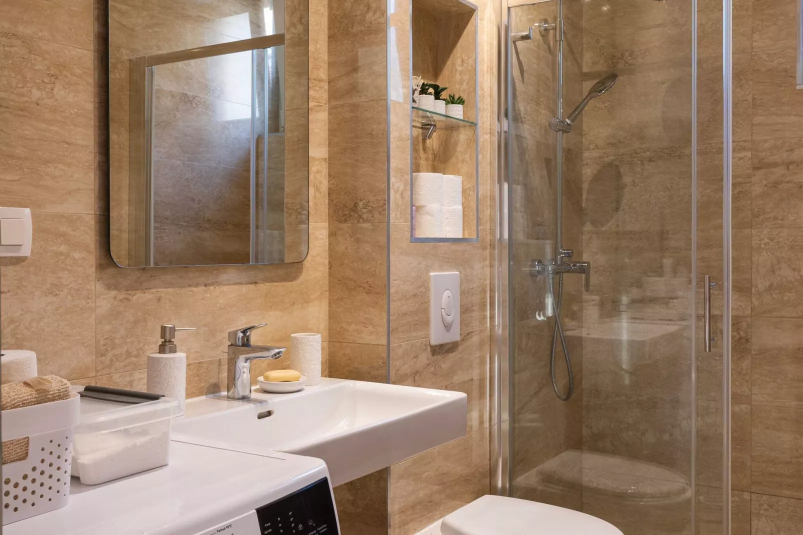 Apartment Why Not - Two Bedroom Apartment with Balcony-Badezimmer