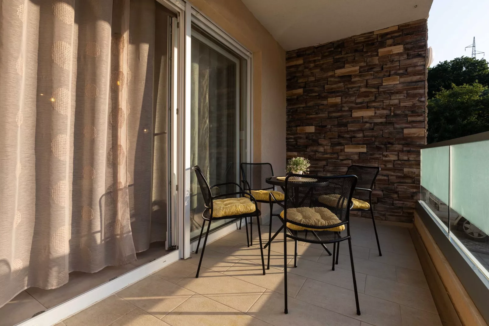Apartment Why Not - Two Bedroom Apartment with Balcony-Terrassenbalkon
