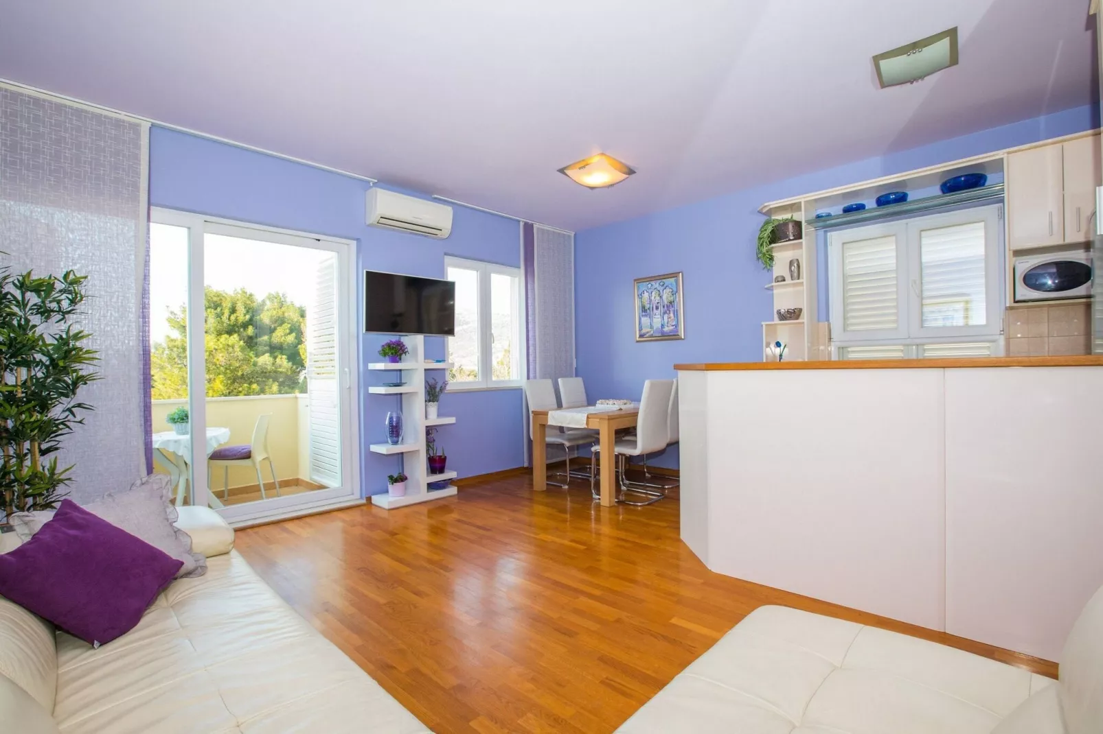Apartment 3 beaches with free parking - Two Bedroom Apartment with Balcony and Sea View-Living room