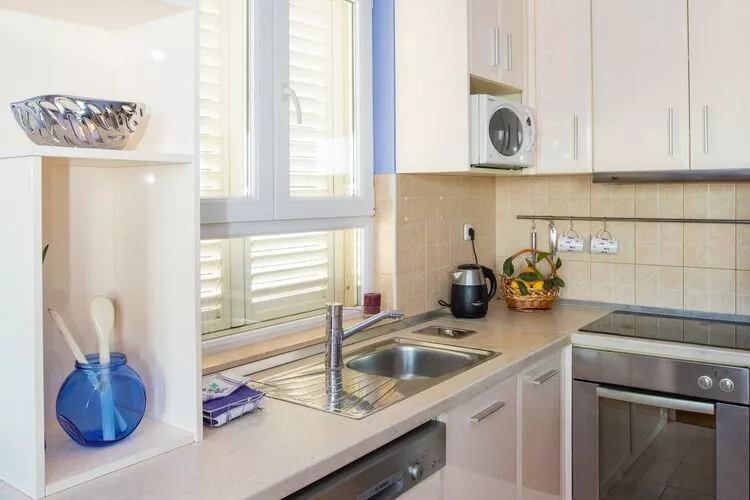 Apartment 3 beaches with free parking - Two Bedroom Apartment with Balcony and Sea View-Kitchen