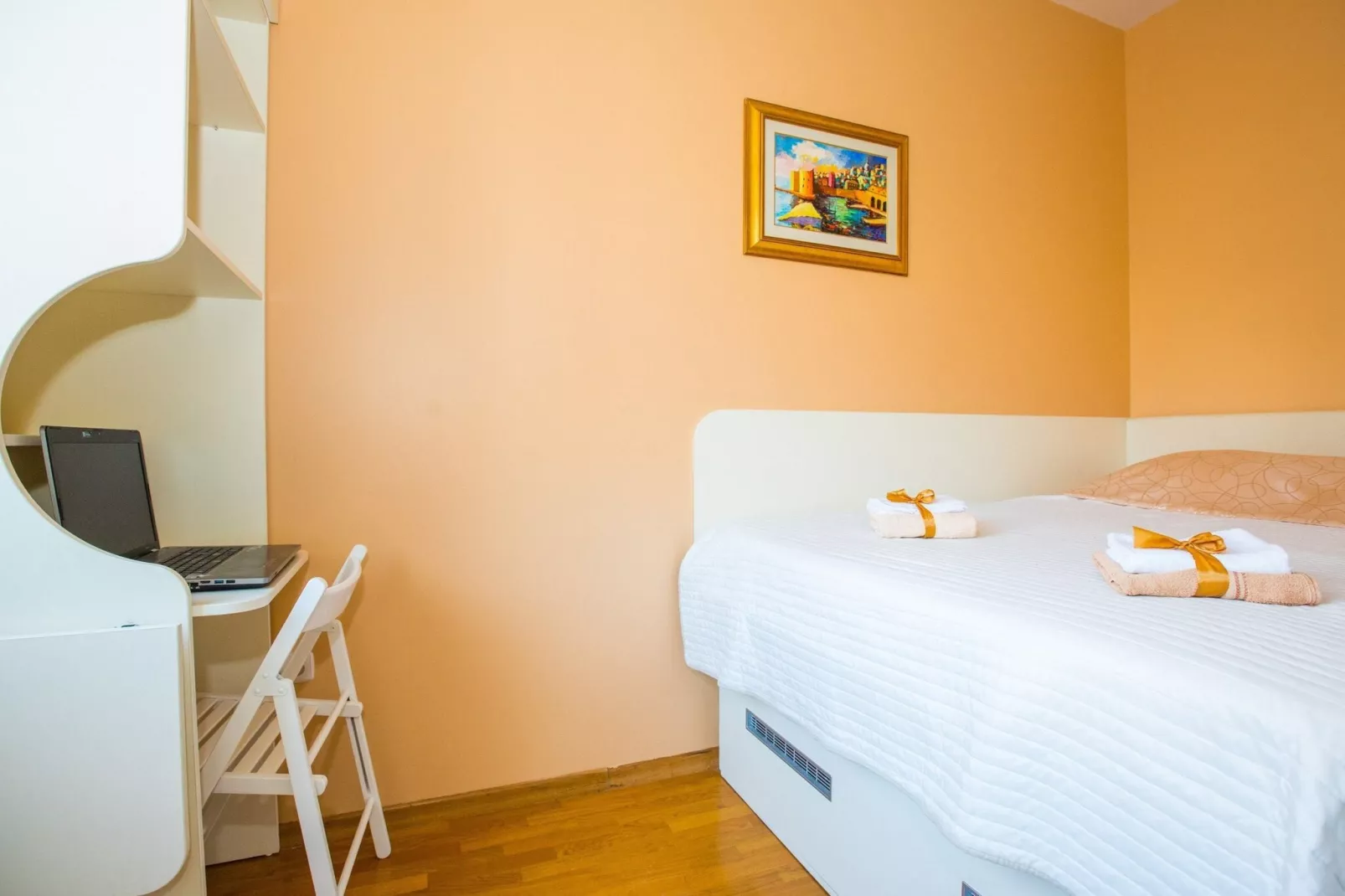 Apartment 3 beaches with free parking - Two Bedroom Apartment with Balcony and Sea View-Bedroom