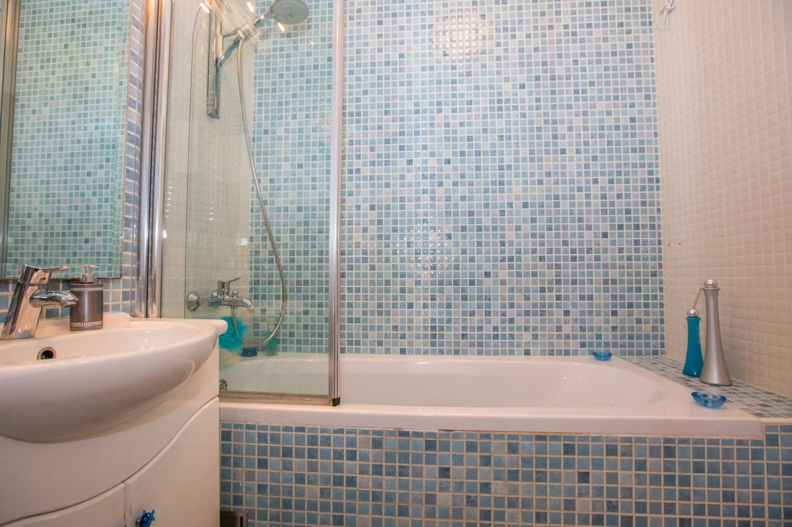Apartment 3 beaches with free parking - Two Bedroom Apartment with Balcony and Sea View-Bathroom
