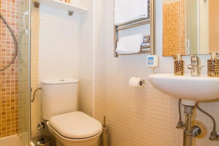Apartment 3 beaches with free parking - Two Bedroom Apartment with Balcony and Sea View-Bathroom