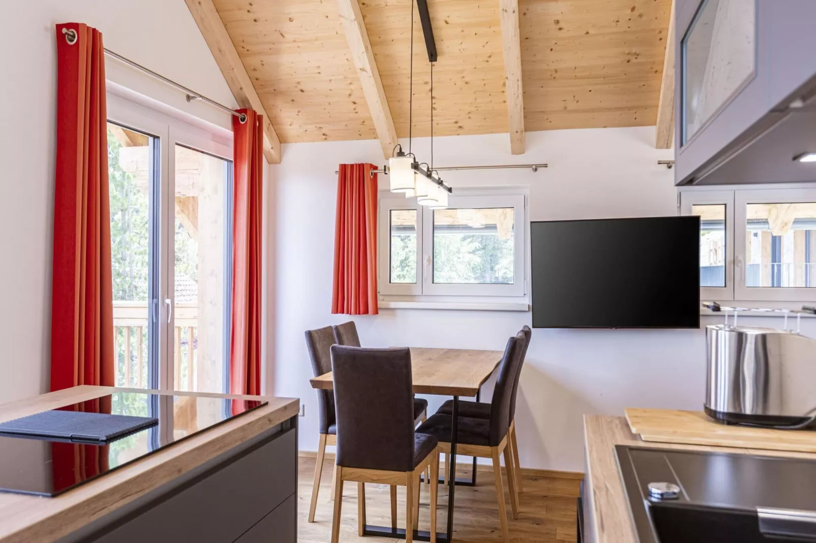 Turrach Lodges 3-Dining room
