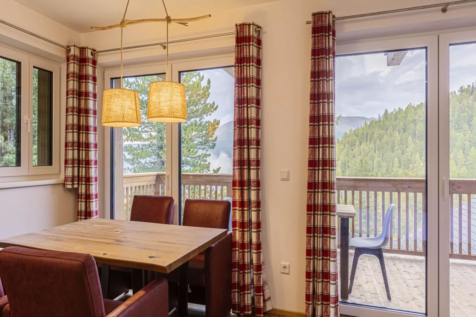 Turrach Lodges 2-Dining room