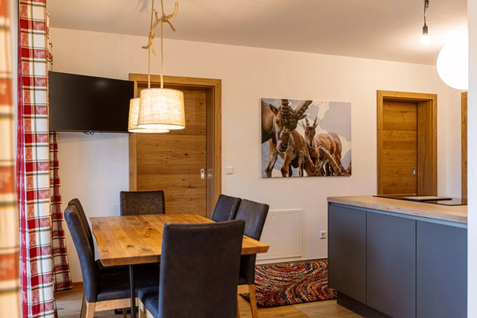 Turrach Lodges 2-Dining room