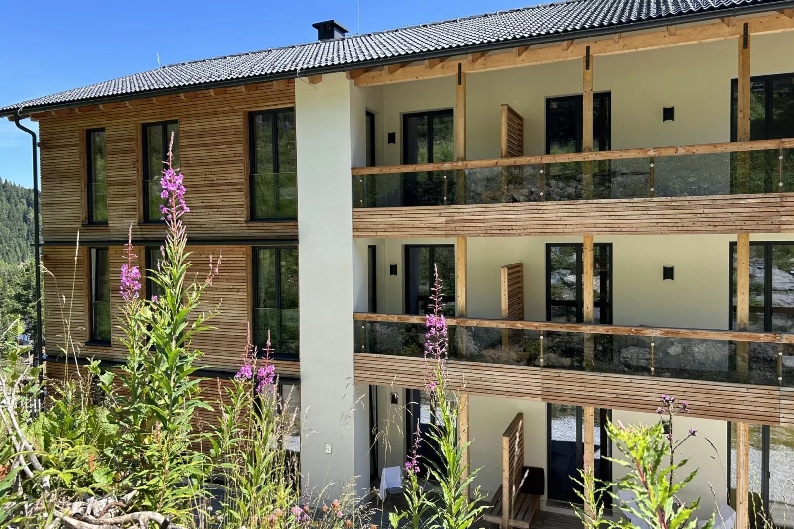 Turrach Suites 6-Exterior summer
