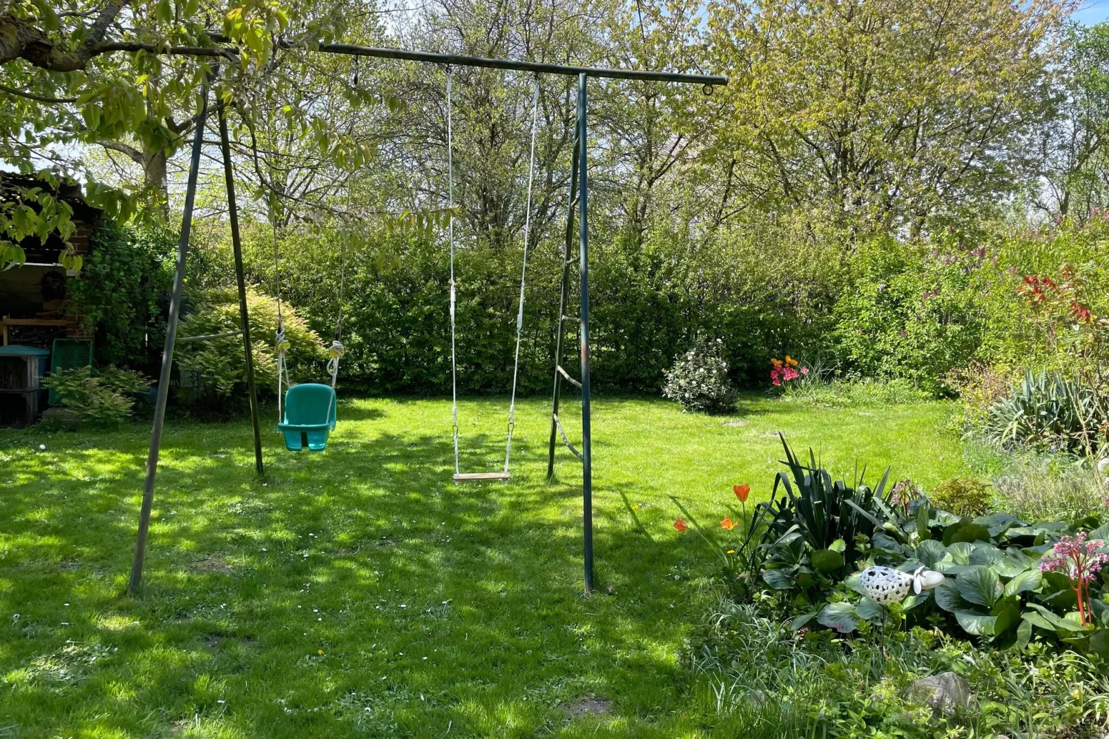 Schoene Wohnung im reetgedachten Bauernhaus-Gärten Sommer