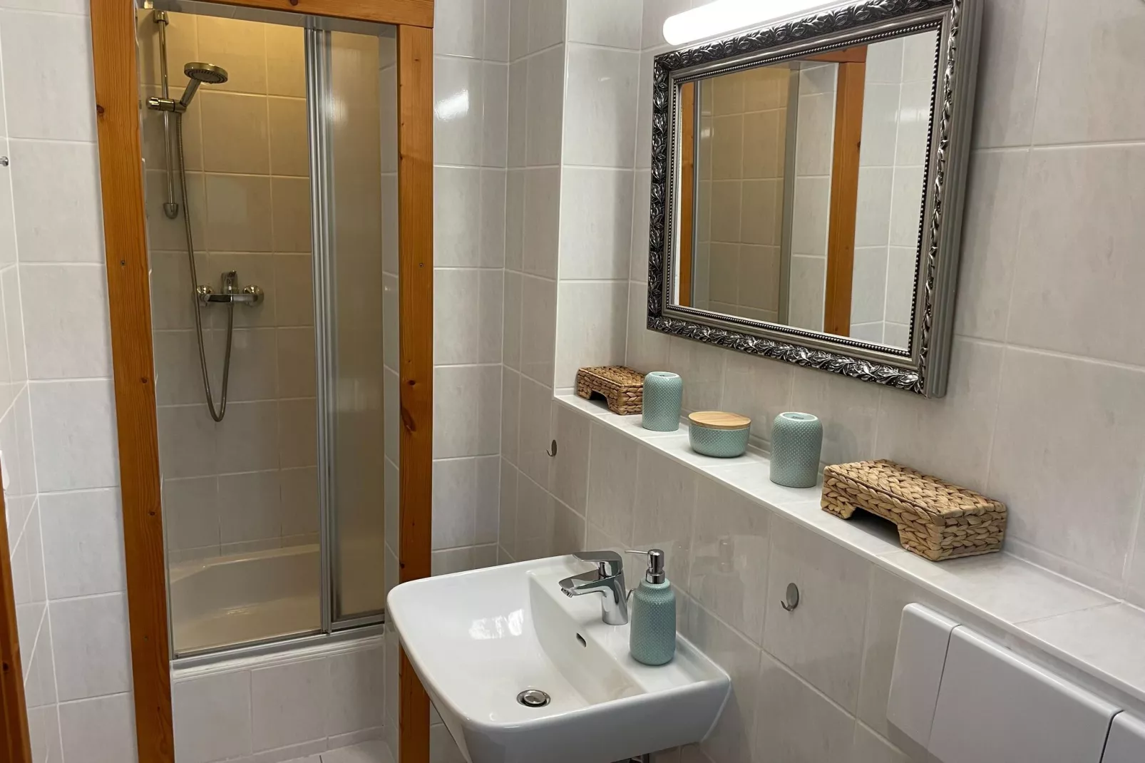 Schoene Wohnung im reetgedachten Bauernhaus-Badezimmer