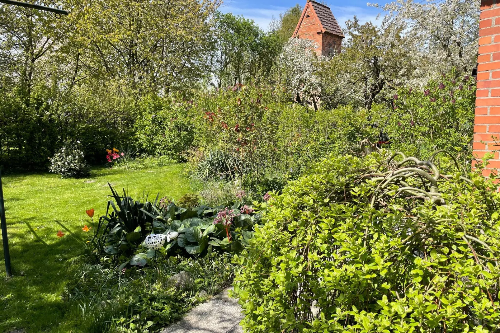 Schoene Wohnung im reetgedachten Bauernhaus-Gärten Sommer