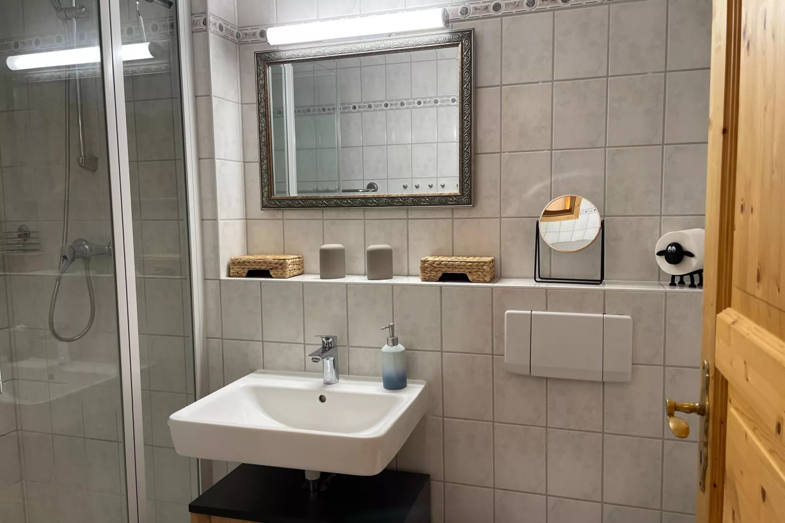 Schöne Wohnung im reetgedachten Bauernhaus-Salle de bain