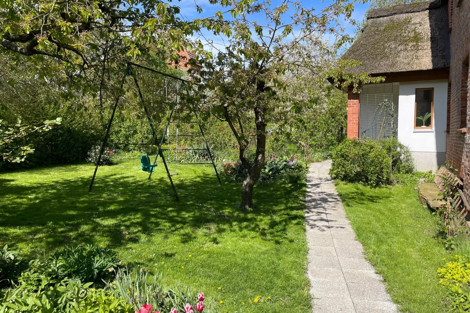 Schöne Wohnung im reetgedachten Bauernhaus-Jardin d'été