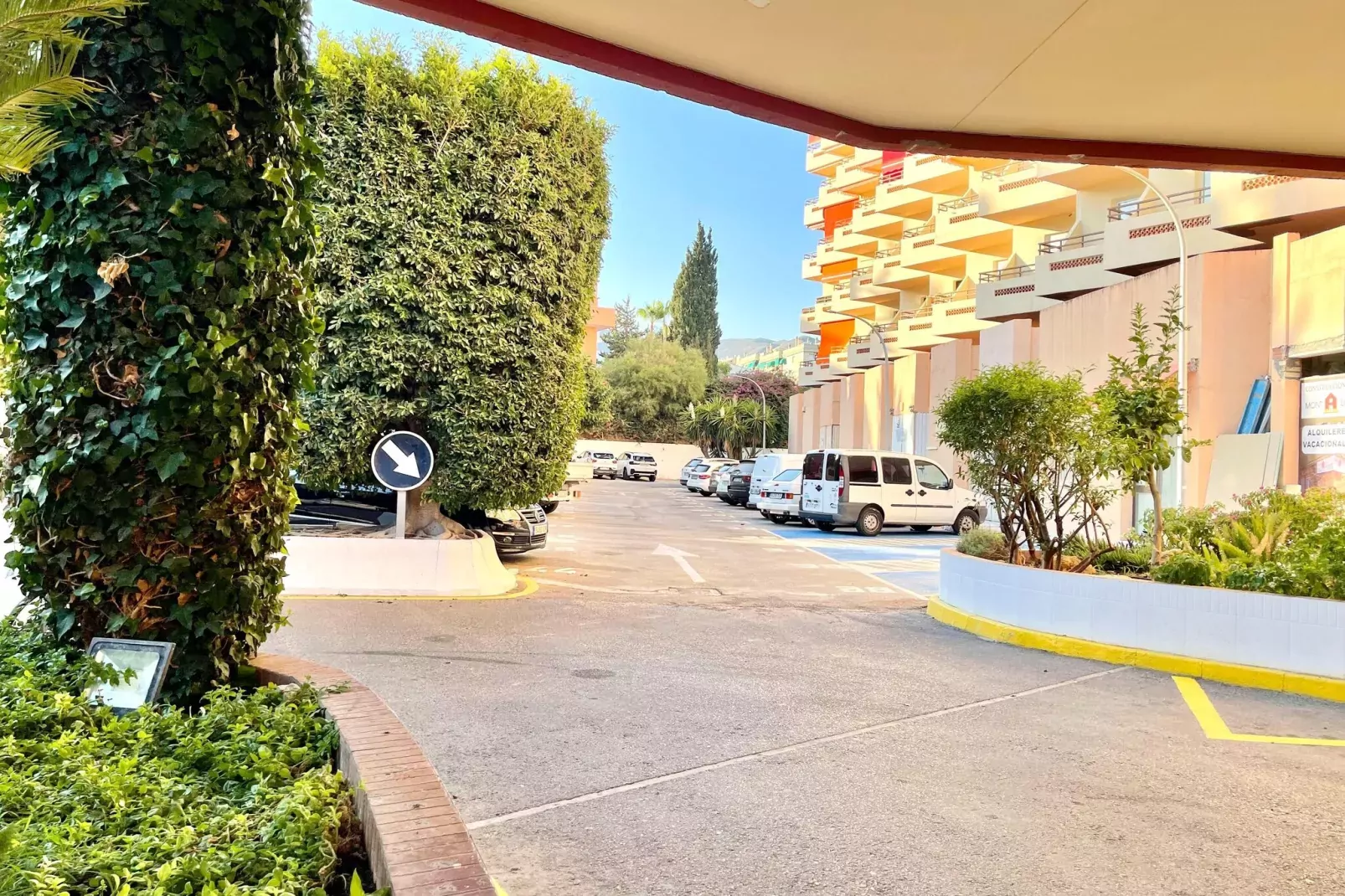 Duquesa de España-Facilities