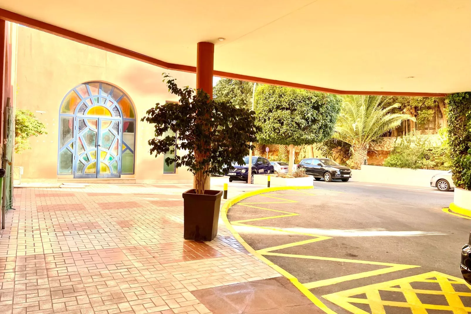 Duquesa de España-Facilities