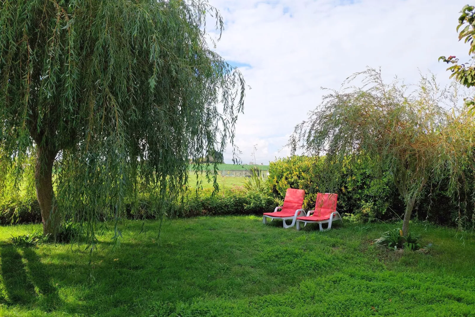 Ferienhaus in unmittelbarer Strandnähe Cléder-Gärten Sommer