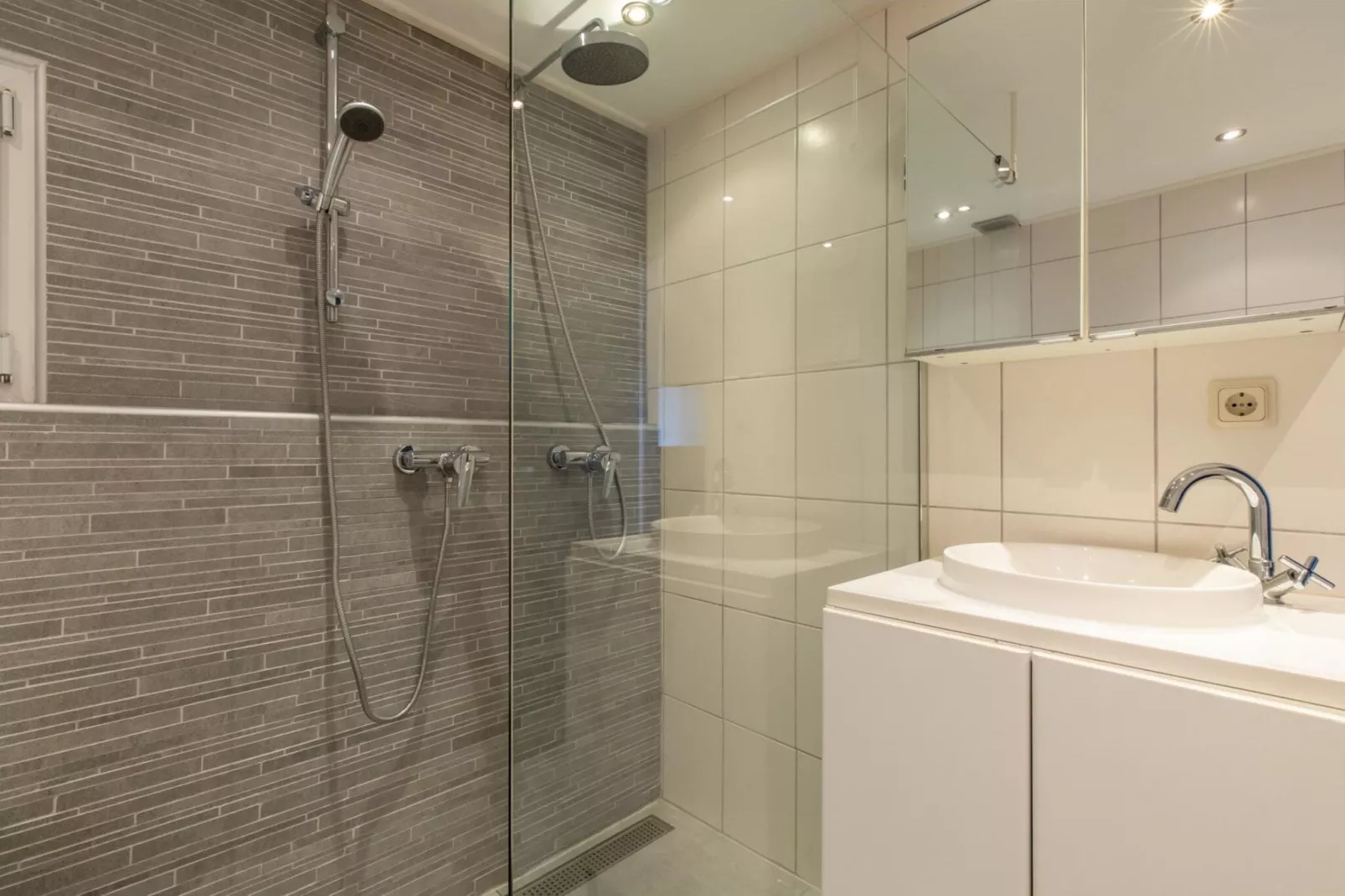 Strandhuis Schoneveld-Bathroom