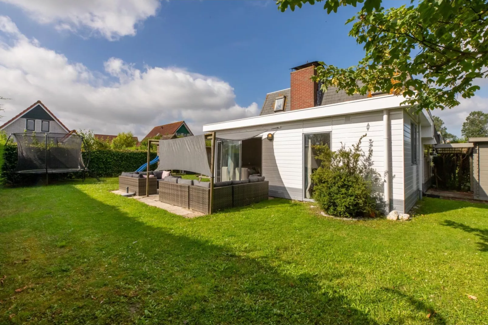 Strandhuis Schoneveld-Gardens summer