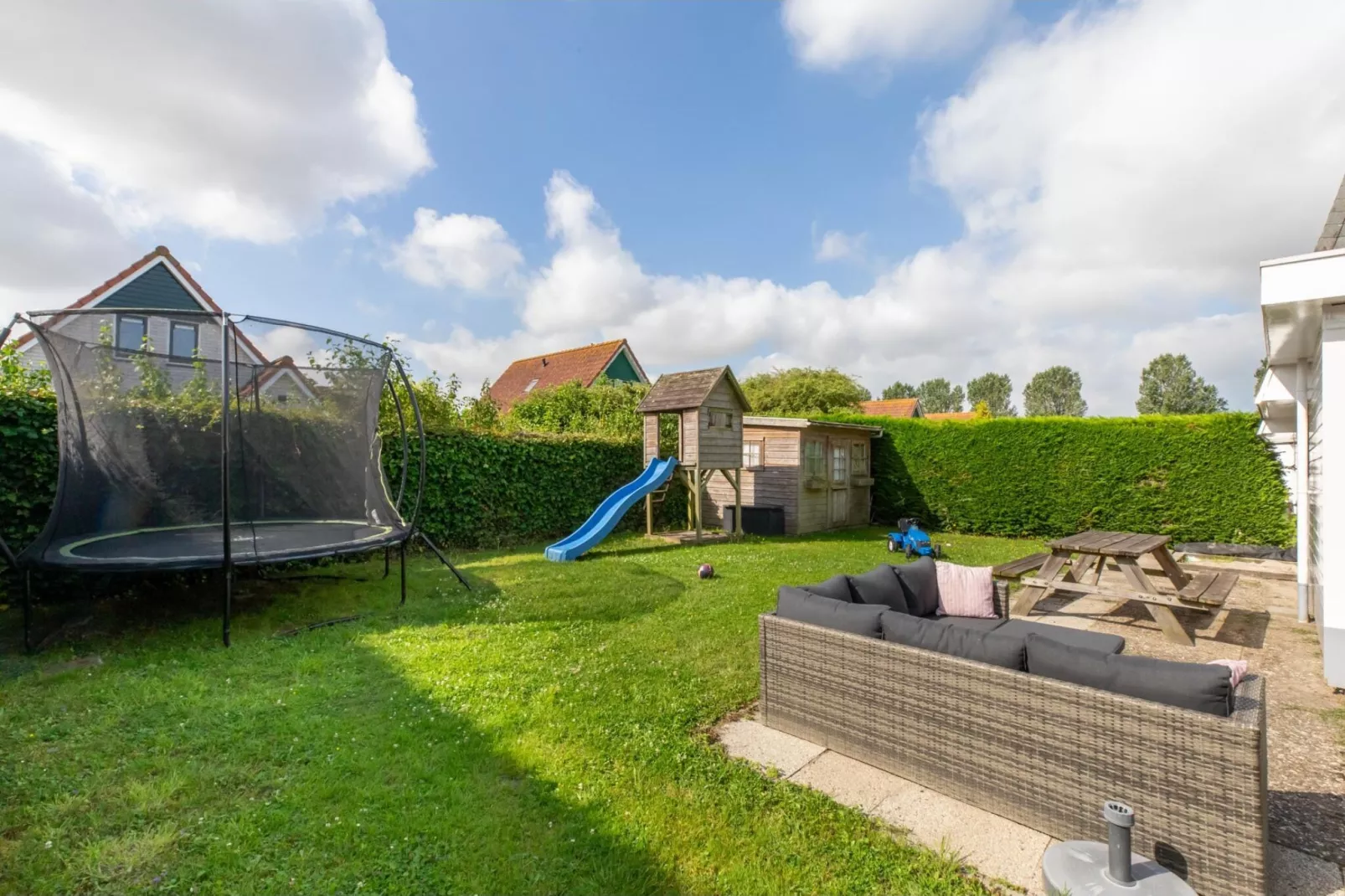 Strandhuis Schoneveld-Gardens summer