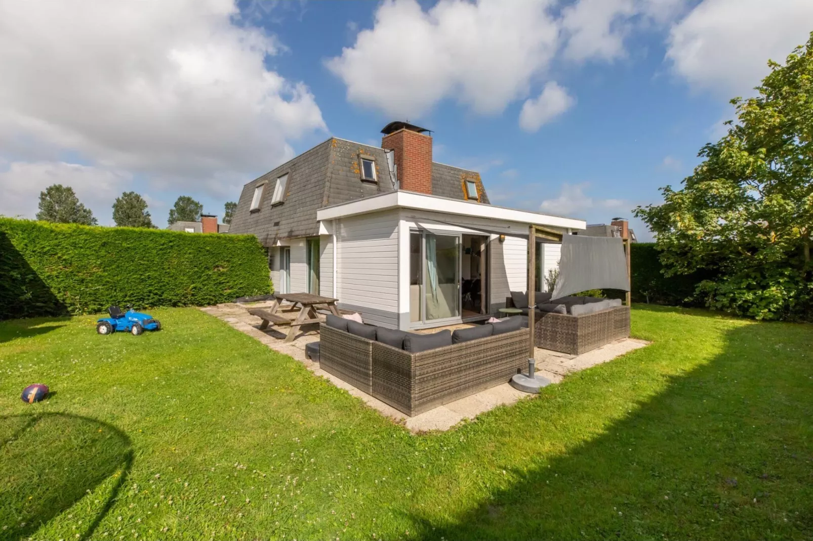 Strandhuis Schoneveld-Gardens summer