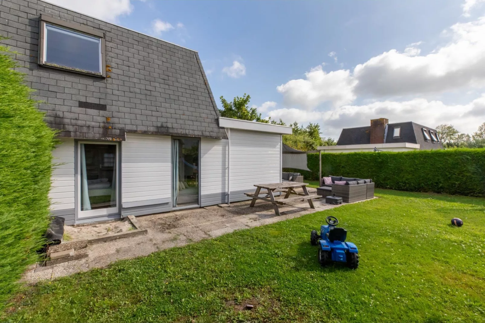 Strandhuis Schoneveld-Gardens summer