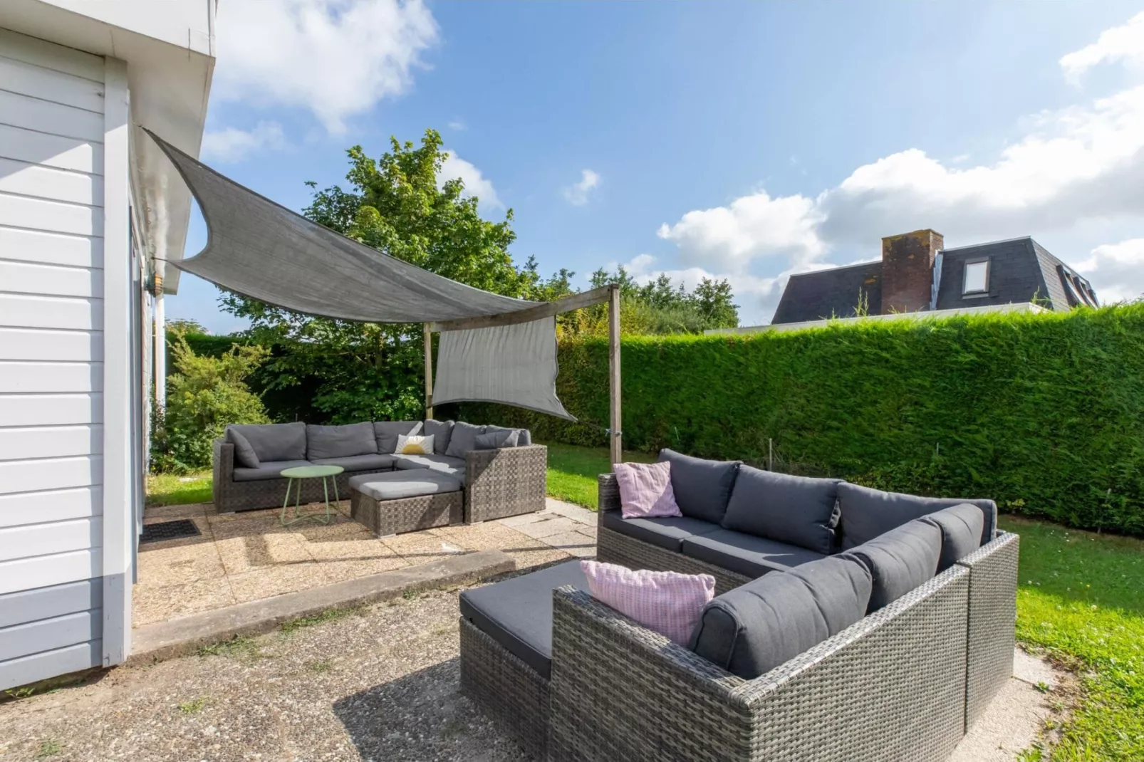 Strandhuis Schoneveld-Gardens summer