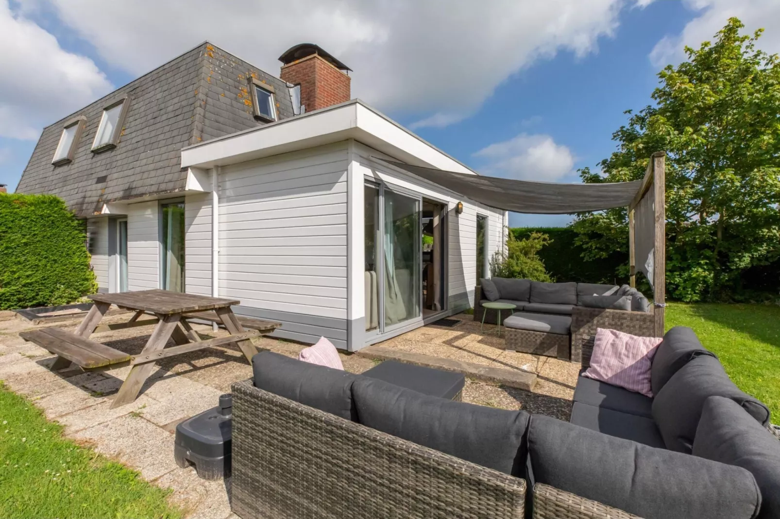 Strandhuis Schoneveld-Gardens summer