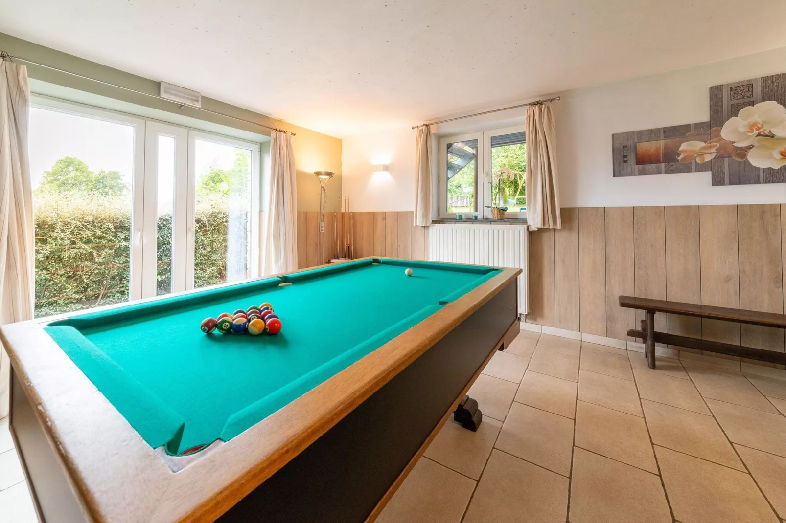 Aux Quatre Saisons-Recreation room