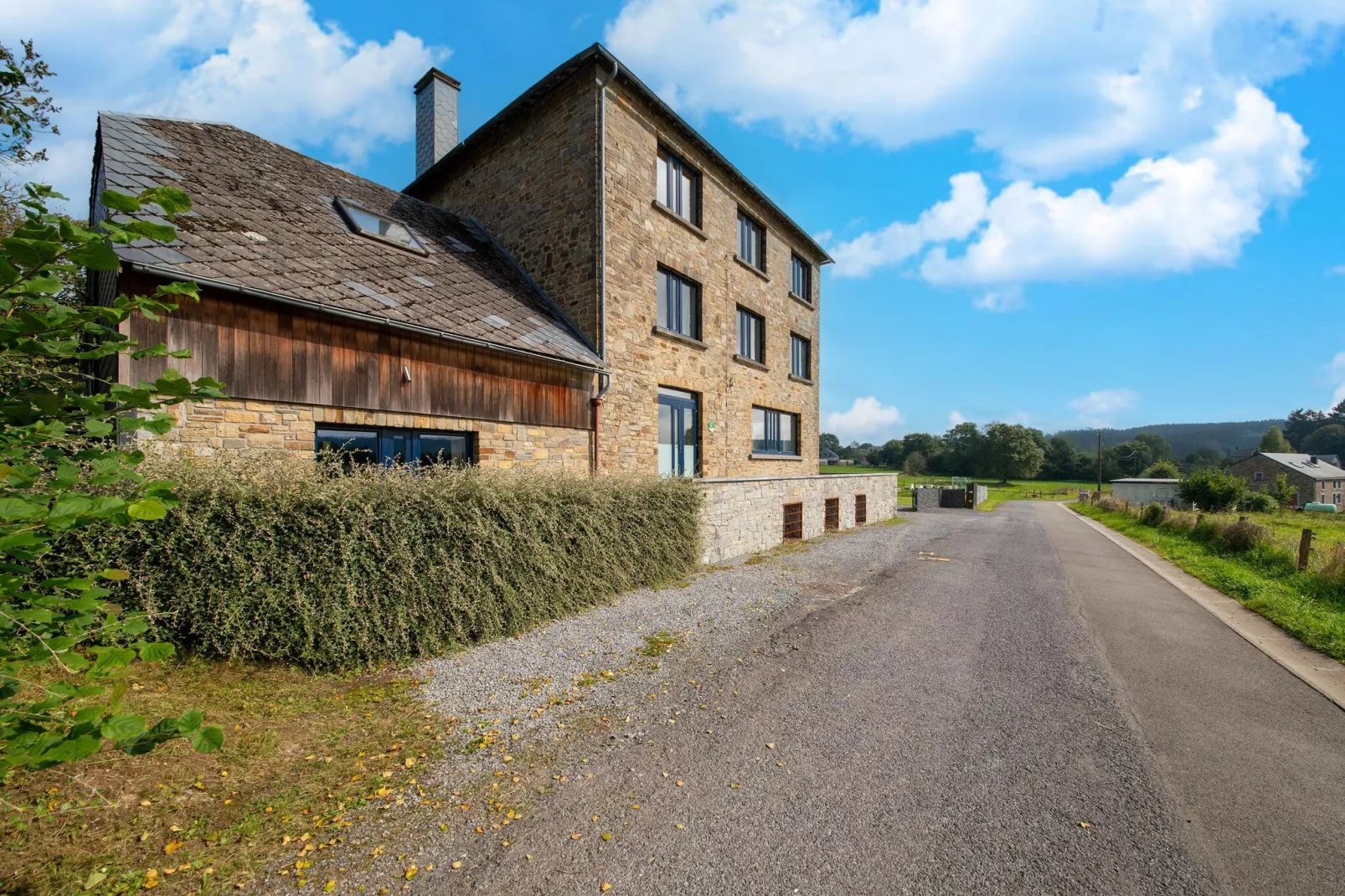 Aux Quatre Saisons-Exterior summer