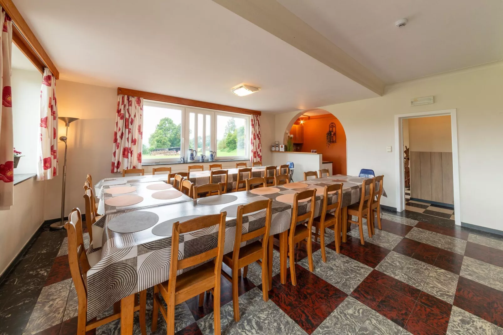 Aux Quatre Saisons-Dining room