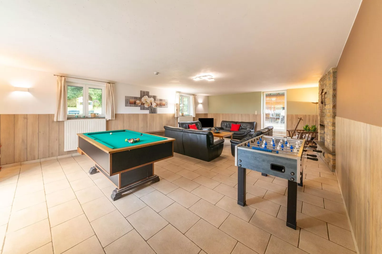 Aux Quatre Saisons-Recreation room