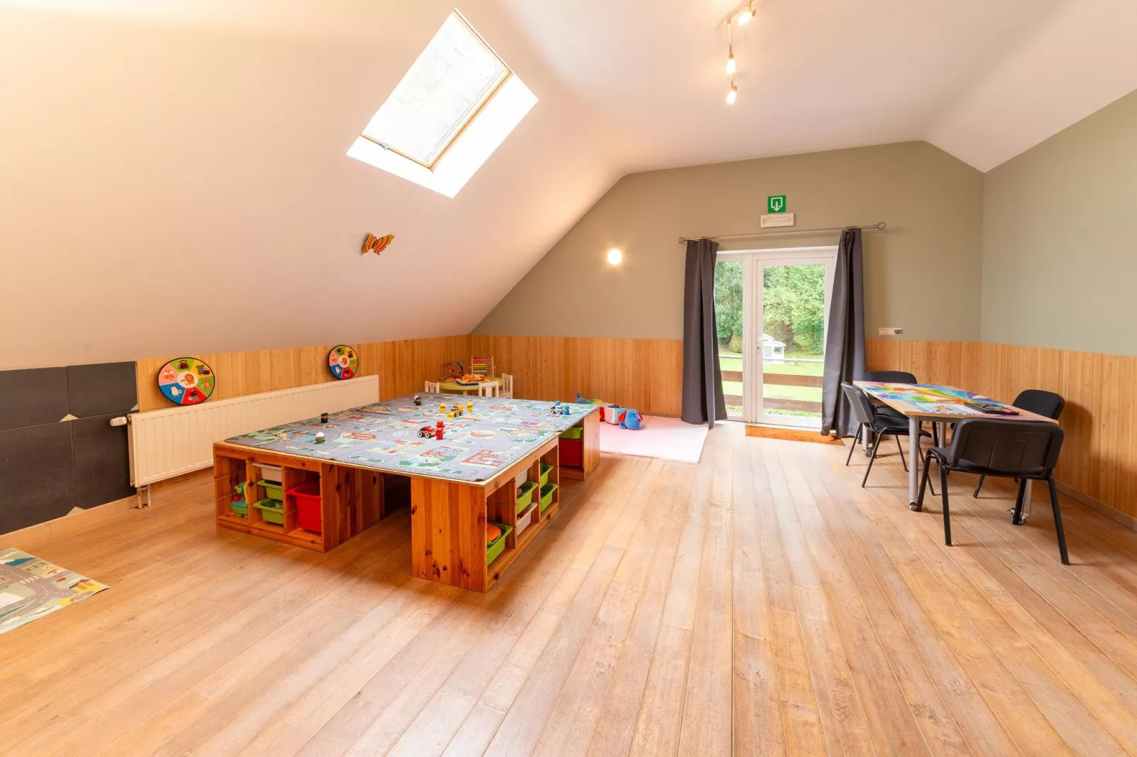 Aux Quatre Saisons-Recreation room