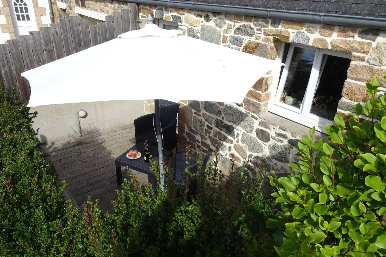Natural stone cottage with garden and sea view on Breton estate Plougasnou-Außenbereich Sommer