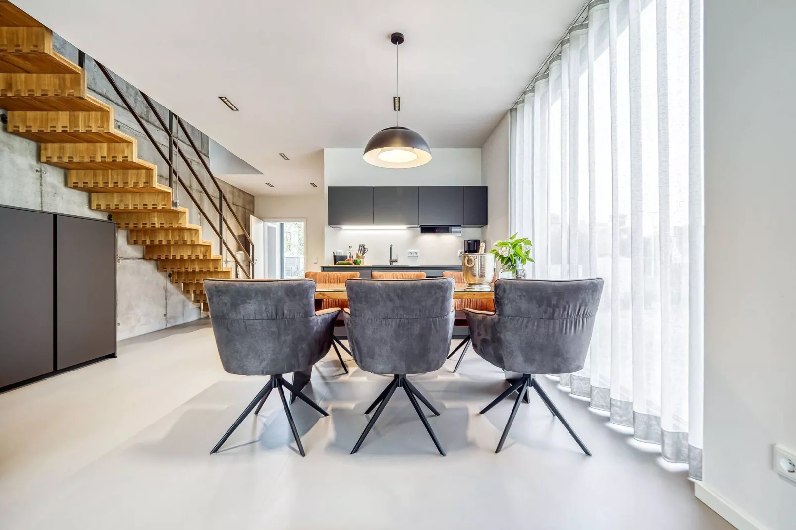 Peak One-Dining room