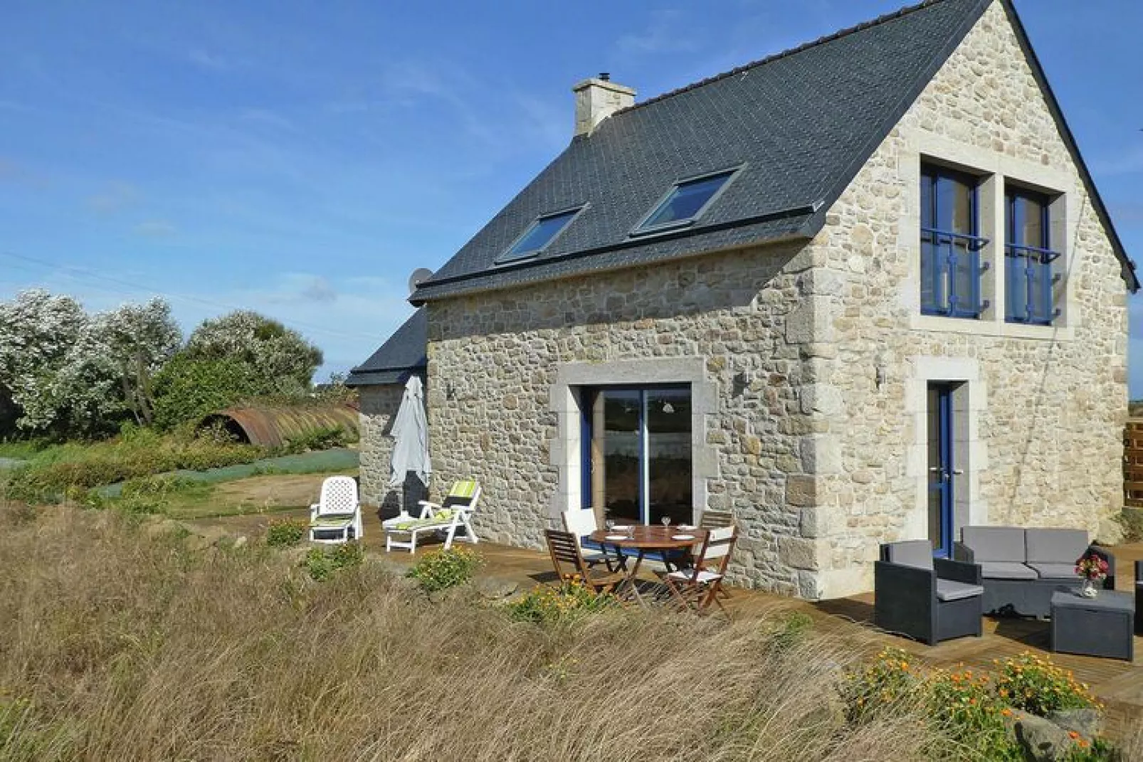 Ferienhaus mit teils Meerblick Cléder-Außenbereich Sommer